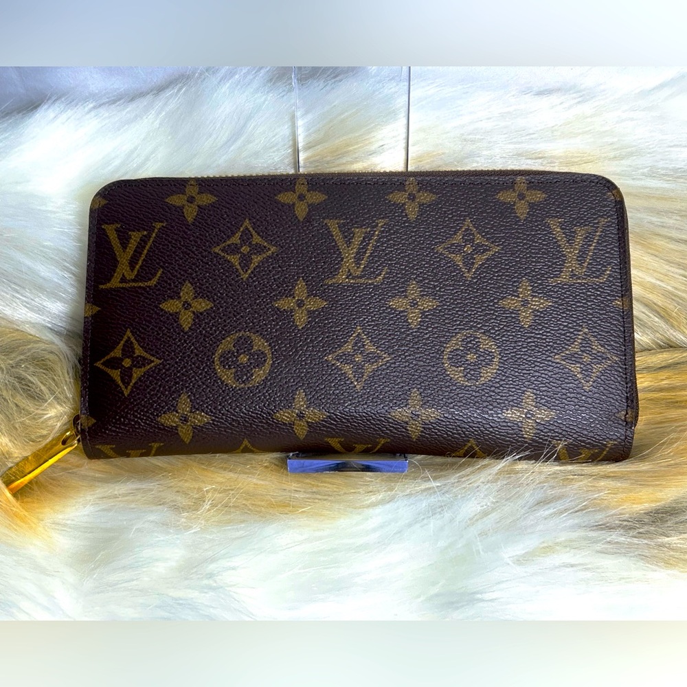 Louis Vuitton Zippy Wallet full size with authentication